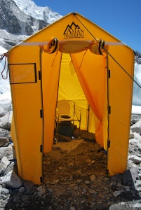 An Everest base camp toilet tent set up by an Everest expedition service (image from Asian Trekking).